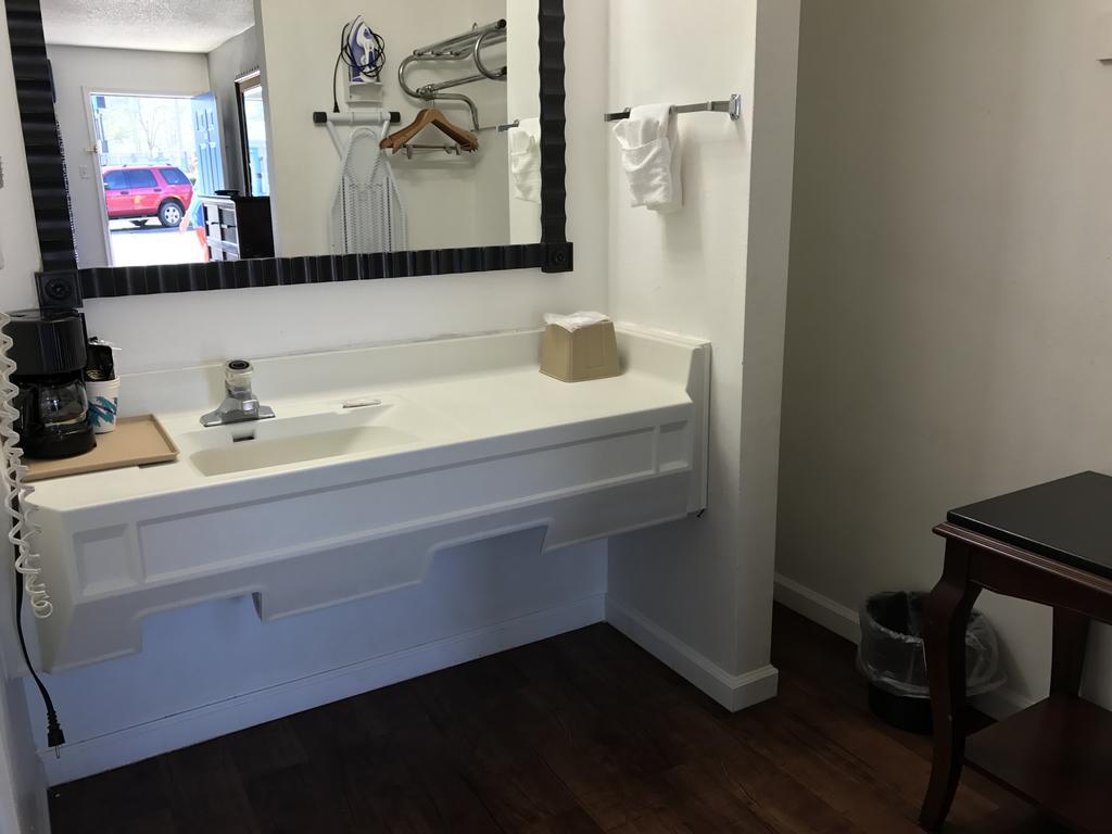 Americas Best Value Inn & Suites Расселлвилл Экстерьер фото